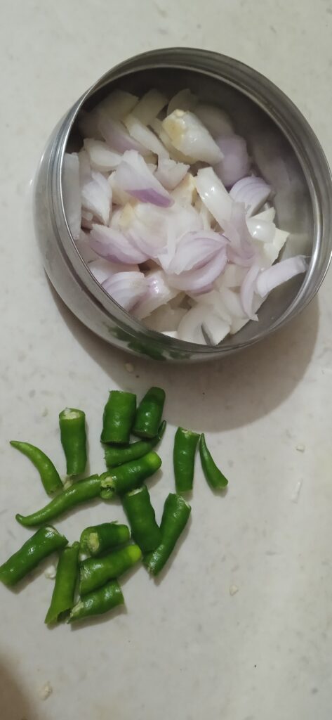 बारीक कटे प्याज और मिर्च