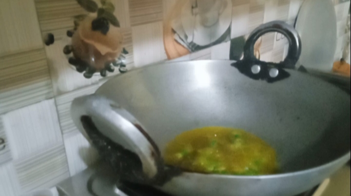 हरि मिर्च को गर्म करके लाल किया