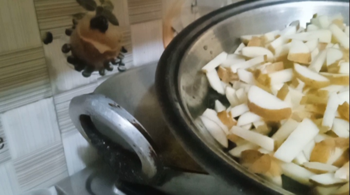 बारीक कटे आलू डालते हुए