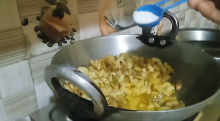 नमक डालते हुए