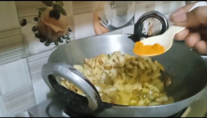 हल्दी डालते हुए 