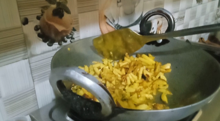 Aloo bhujia को चेक करते हुए